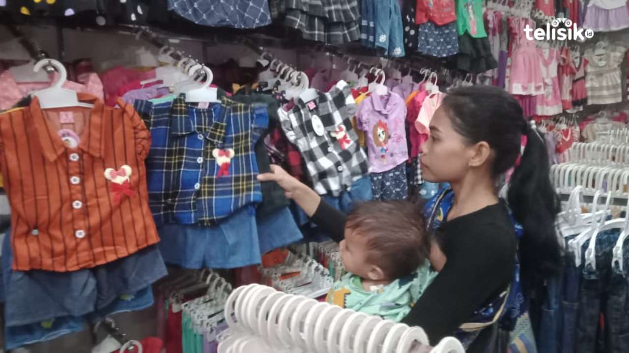 Emak-Emak Berburu Busana Muslim Jelang Idul Fitri