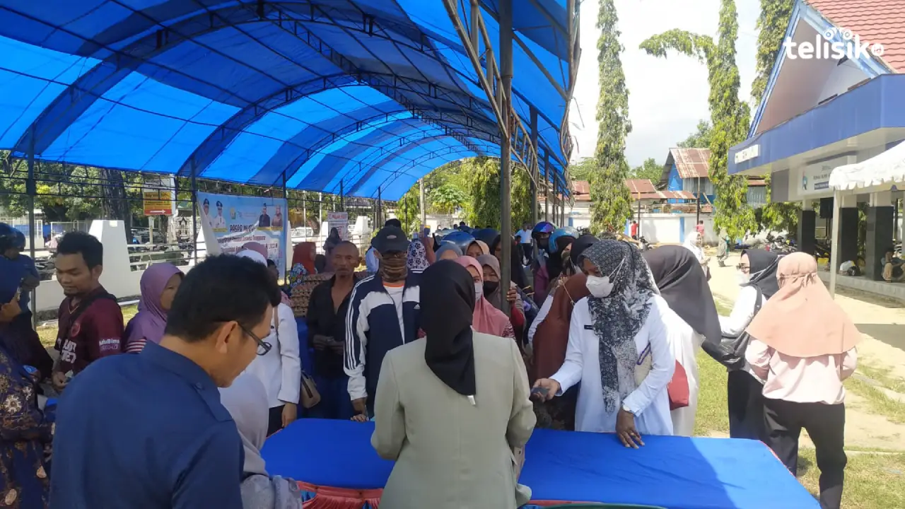 Emak-Emak Serbu Pasar Murah Disperindag