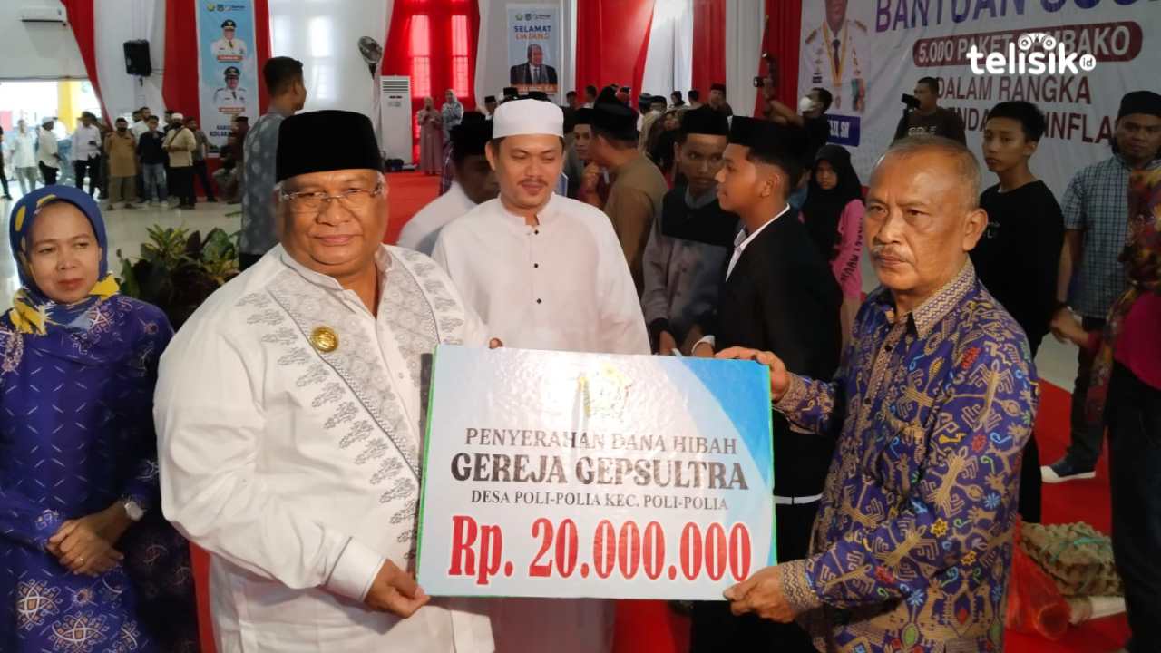 Gubernur Ali Mazi Bagi Ribuan Sembako di Kolaka Timur