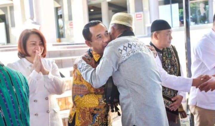 Idul Fitri 2023, Bupati Manggarai dan Istri Silahturami ke Umat Muslim
