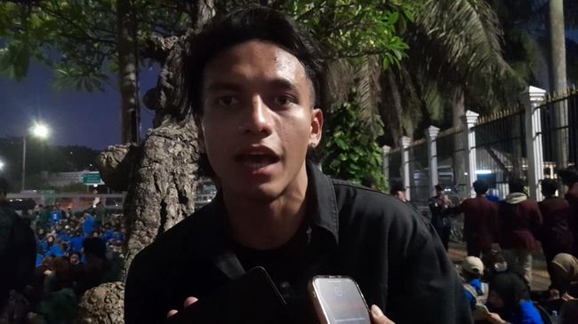 Jefri Nichol Ikut Demo Tolak UU Ciptaker, Sebut DPR Bukan Manusia hingga Lempar Payung Hitam