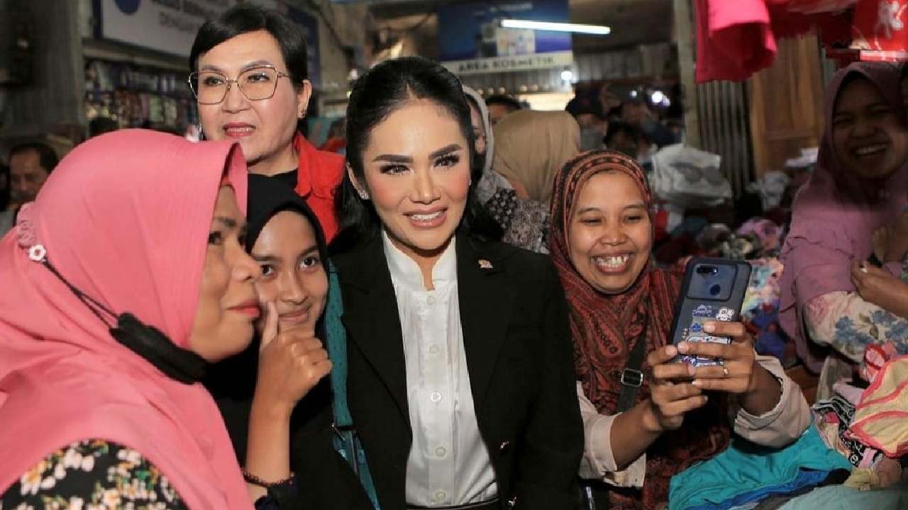 Krisdayanti Blusukan ke Pasar Temui Rakyat Pakai Tas Mewah, Harganya Bikin Jantungan