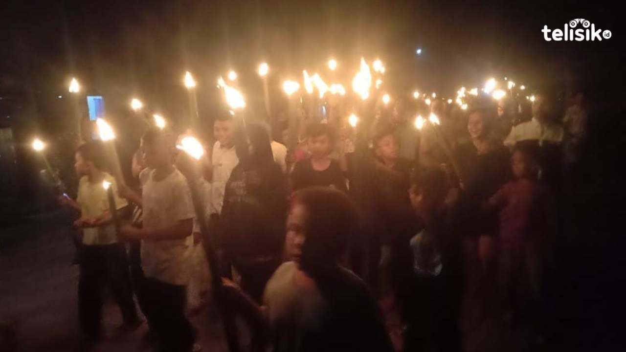 Masyarakat Tumpah Ruah di Jalan Sambut Idul Fitri dengan Pawai Obor