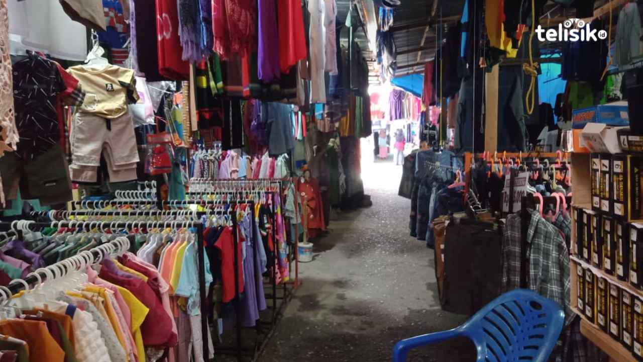 Omset Pedagang Pakaian di Pasar Sentral Lacaria Kolaka Utara Menurun