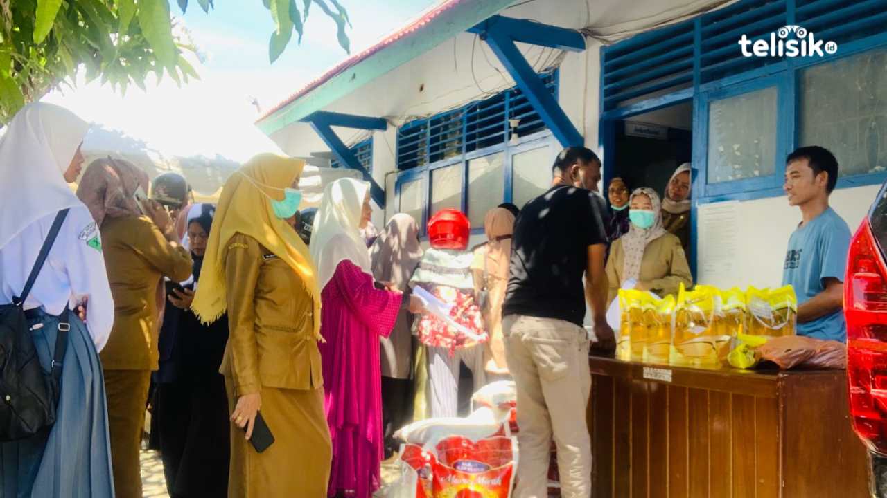 Pasar Murah Diserbu Warga di Kota Baubau, Ada yang Antre 2 Jam Belum Dapat Barang