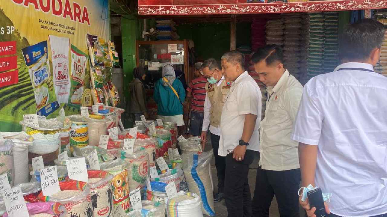 Pastikan Bapok Aman, Satgas Pangan Polda Jawa Timur Terjun di Pasar Surabaya