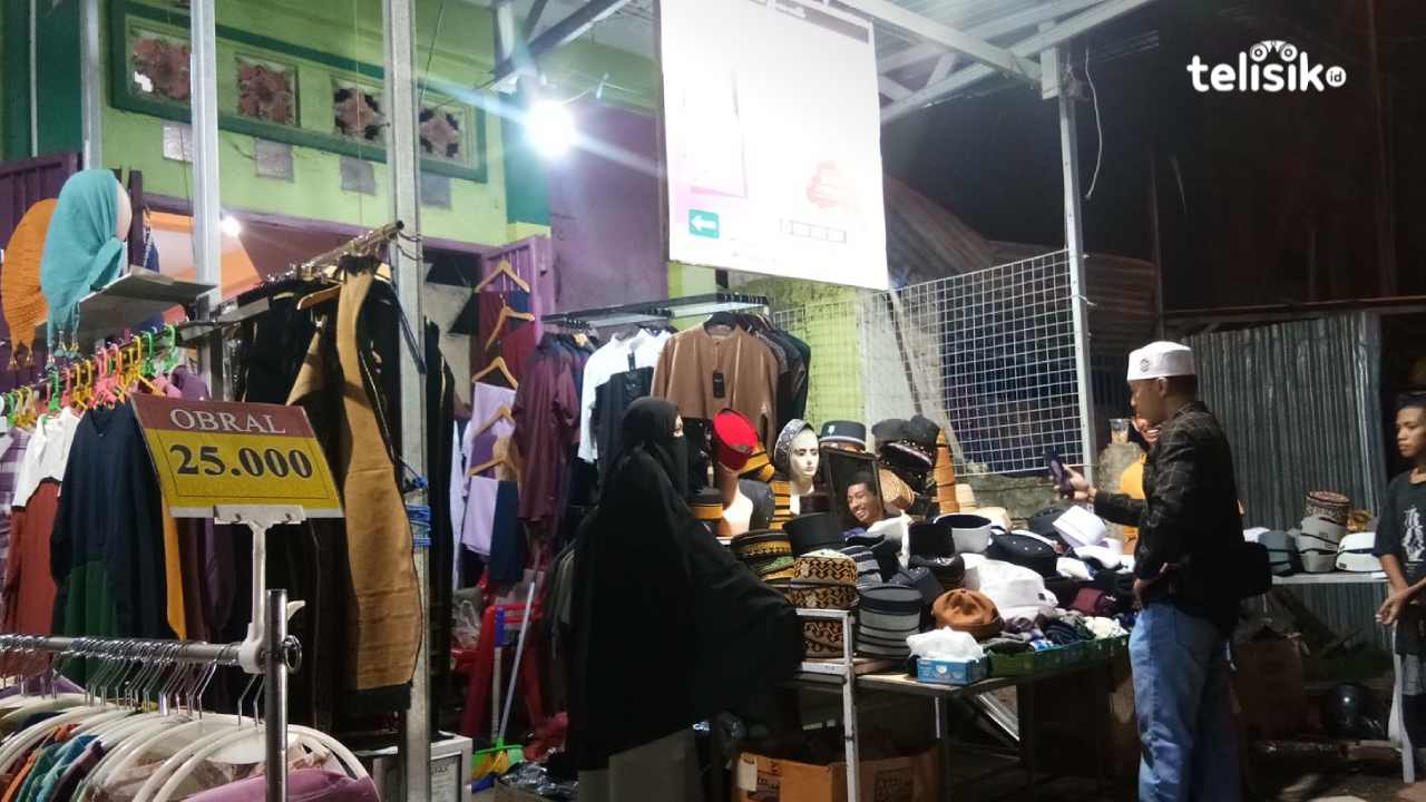 Pedagang Busana Muslim di Pinggir Jalan Diserbu Pembeli