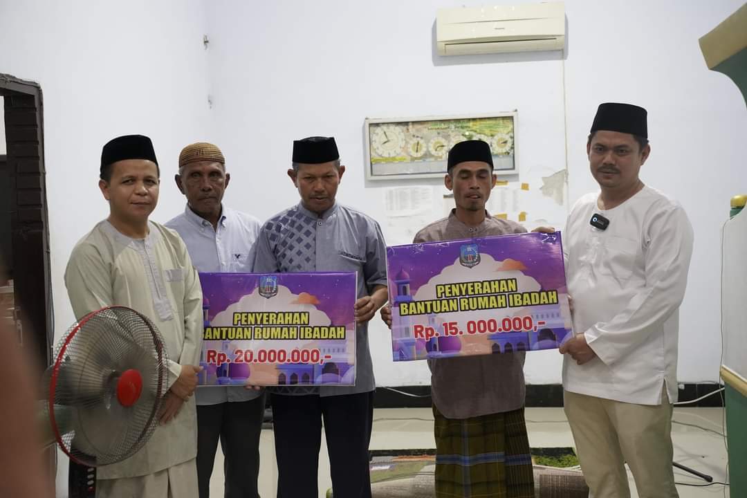 Pemkab Kolaka Timur Serahkan Bantuan Rumah Ibadah 