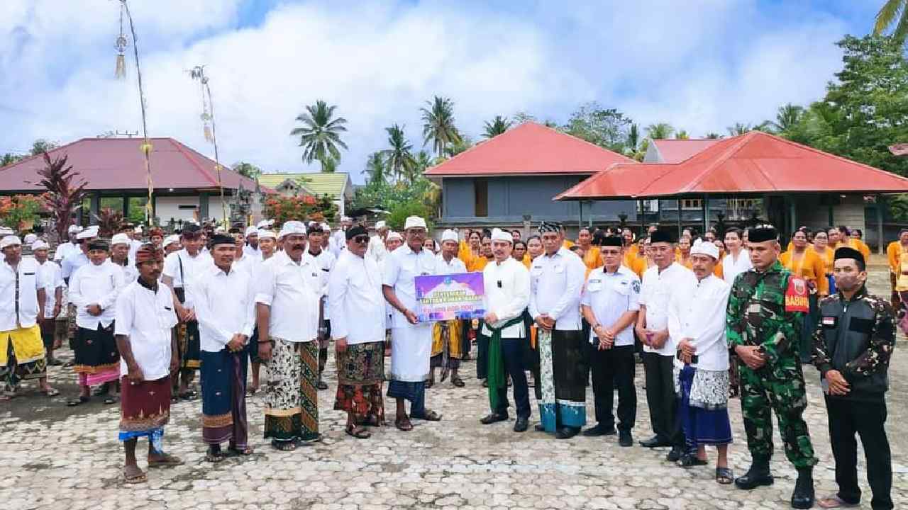 Pemkab Kolaka Timur Serahkan Bantuan Rumah Ibadah di Pura Adat Amerta Sari