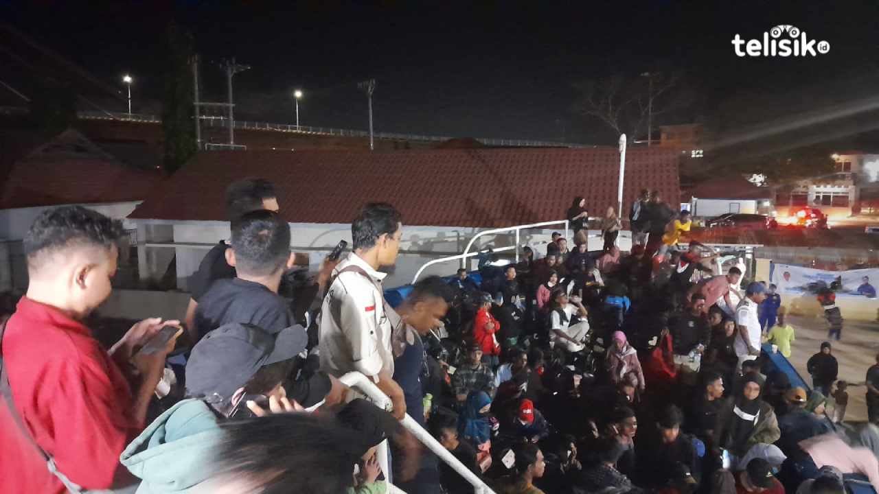 Penumpang Membludak di Pelabuhan Kapal Malam Kendari Jelang Idul Fitri