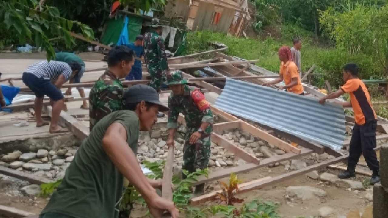 Puluhan Warga Mengungsi Akibat Rumah Tertimpa Longsor di Kolaka Utara