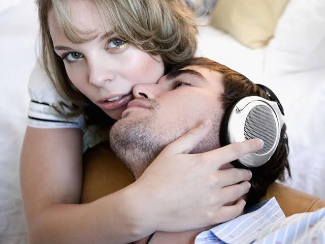Putar Musik saat Bercinta Bisa Tingkatkan Gairah Seks, Ini Alasannya