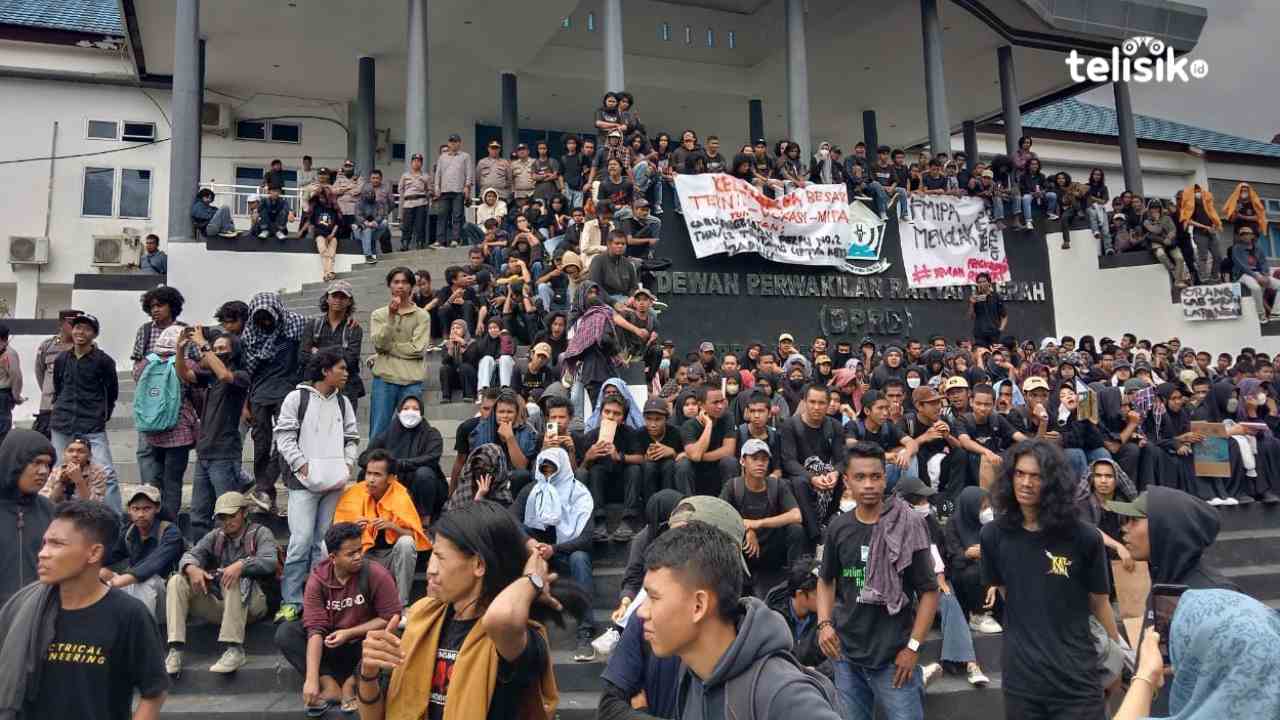 Ratusan Mahasiswa UHO Duduki DPRD Provinsi Sulawesi Tenggara