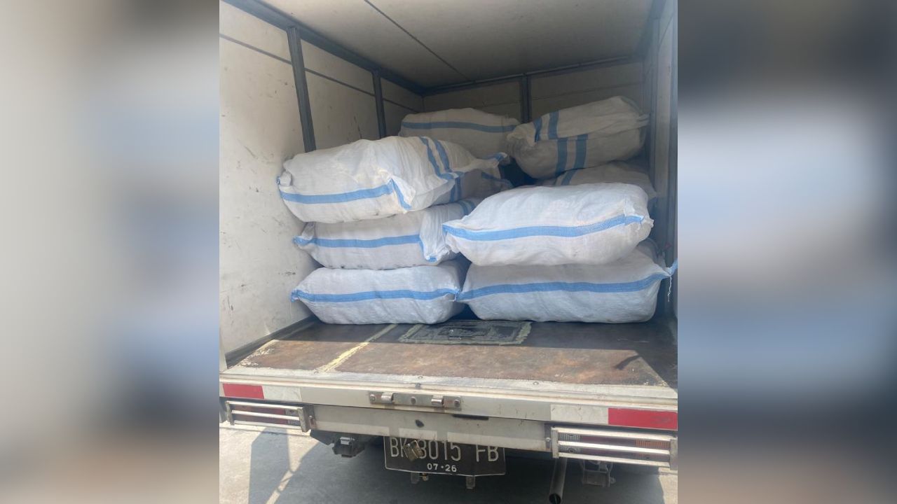 Ratusan Pasang Sepatu Bekas dari Luar Negeri Diamankan Polisi