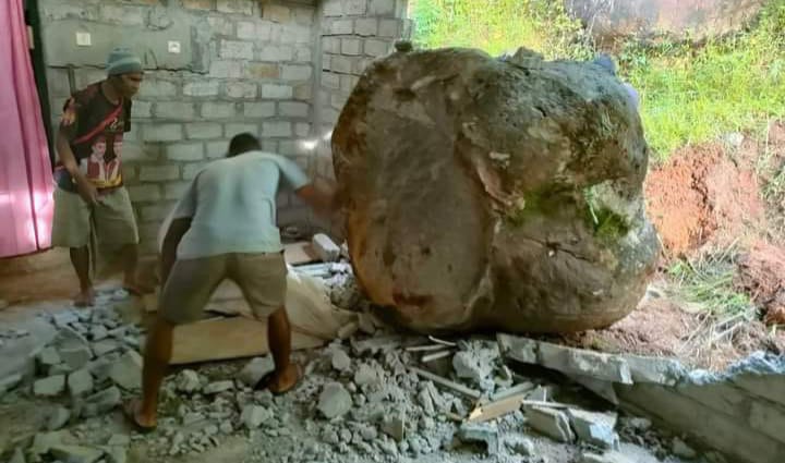 Sebuah Batu Raksasa Timpa Rumah Warga di Manggarai Nusa Tenggara Timur