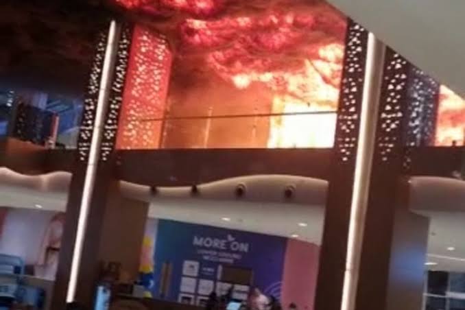 Trans Studio Makassar Terbakar, Puluhan Pengunjung Dievakuasi dari Atas Gedung