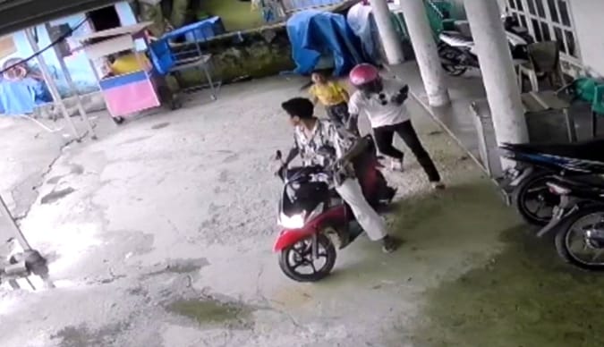 Viral Aksi 2 Pemuda Rampok HP Bocah Perempuan di Kendari, Polisi Selidiki