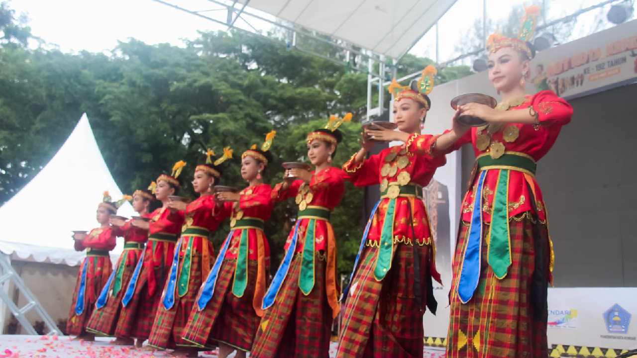 Siswa Sekolah Ikut Lomba Tari Suku Tolaki di HUT ke-192 Kota Kendari