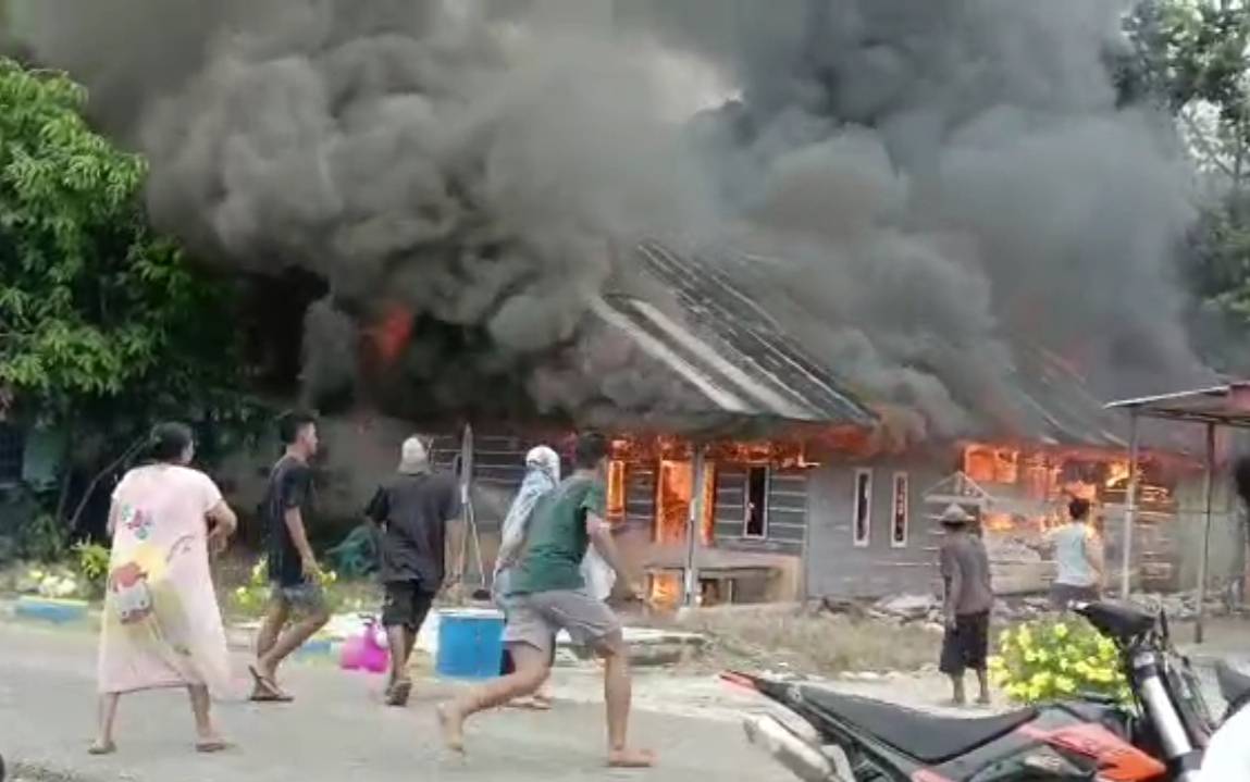 Diduga Arus Pendek Listrik, Satu Rumah di Kolaka Utara Ludes Terbakar Kerugian Ratusan Juta Rupiah 
