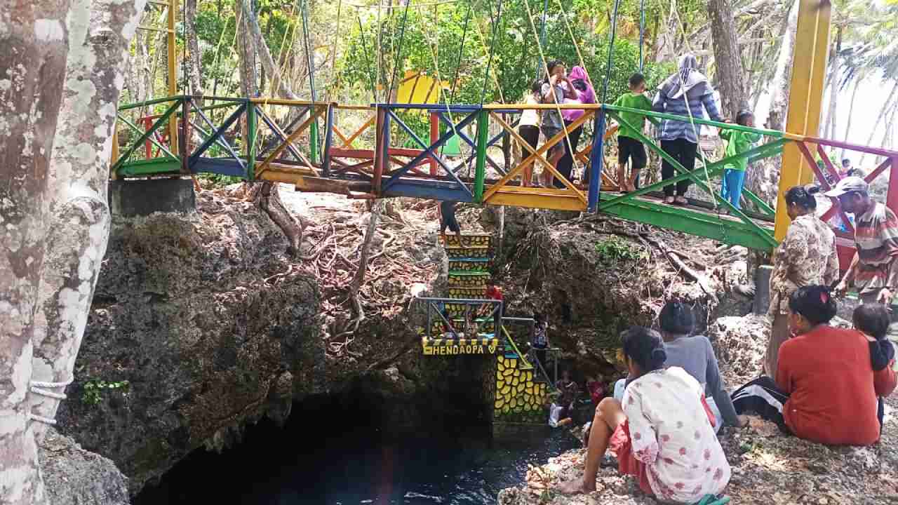 Air Surga Biru Toska di Permandian Hendaopa Wakatobi