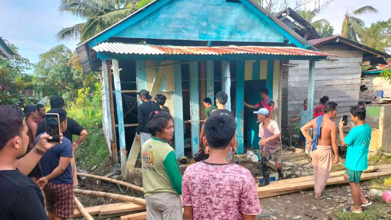 Akibat Beda Pilihan Cakades Dua Rumah di Kolaka Utara Dibongkar Paksa