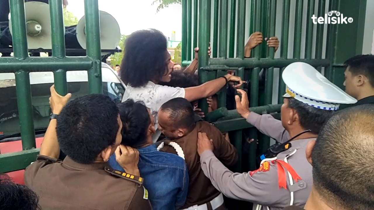 Bentrok di Kejati Sulawesi Tenggara, Massa Desak Terduga Pemalsu Dokumen Leo Robert Halim Ditahan