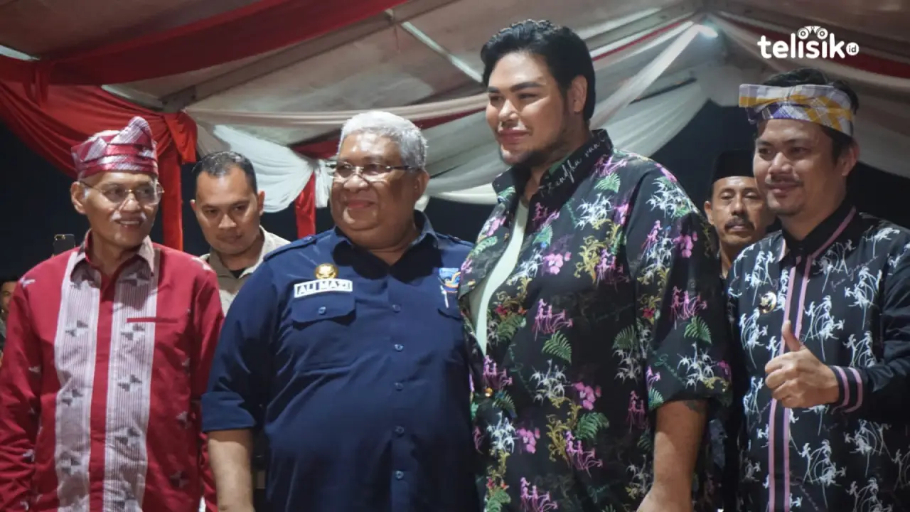 Hadir di Kolaka Timur, Ivan Gunawan Gunakan Motif Sorume di Brand Fashionnya