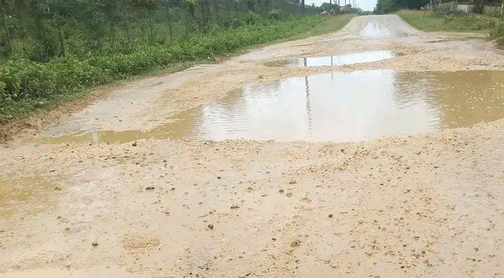 Jalan Rusak Parah Depan Bandara Sugi Manuru Muna Barat Tak Kunjung Diperbaiki