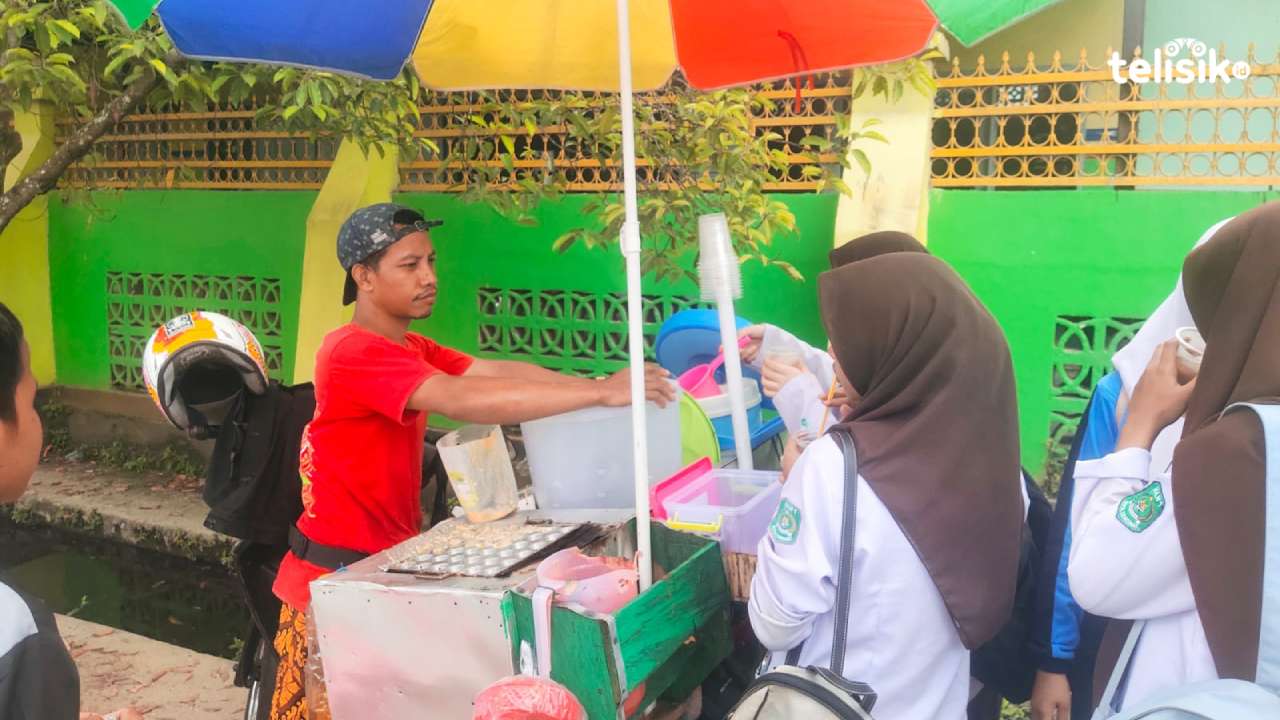 Jauh dari Kampung Halaman, Berjuang Hidupi Keluarga Jualan Siomai Keliling