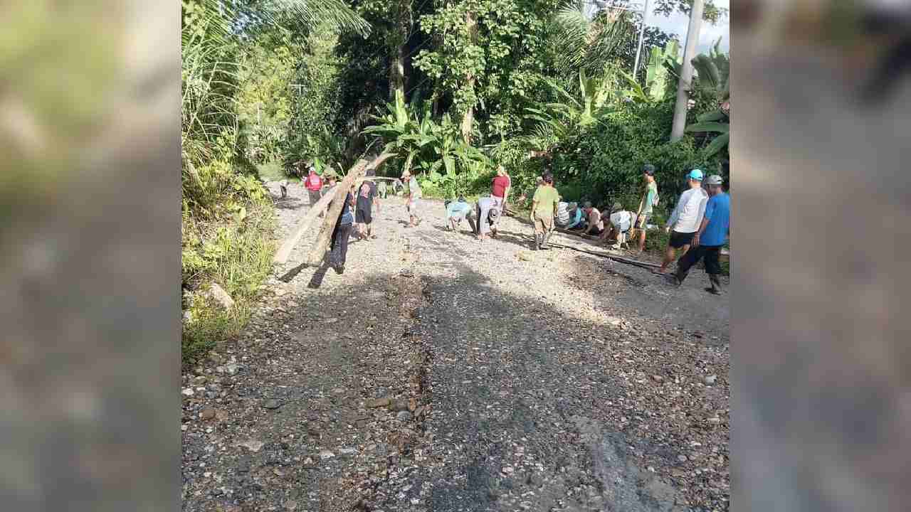 Jenuh Dijanji Pemprov, Warga Kolaka Utara Swadaya Perbaiki Jalan Provinsi yang Rusak Parah