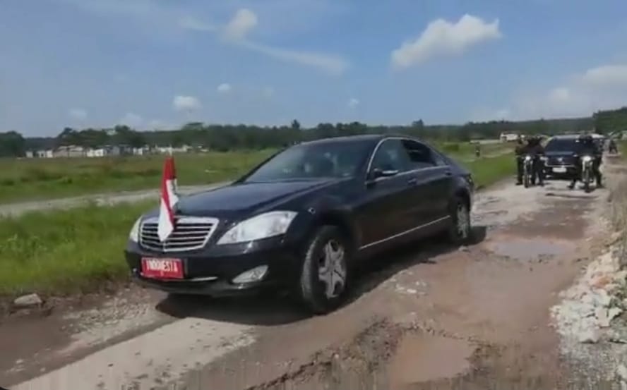 Jokowi Pilih Lewat Jalan Rusak di Lampung, Gubernurnya Kena Prank Presiden