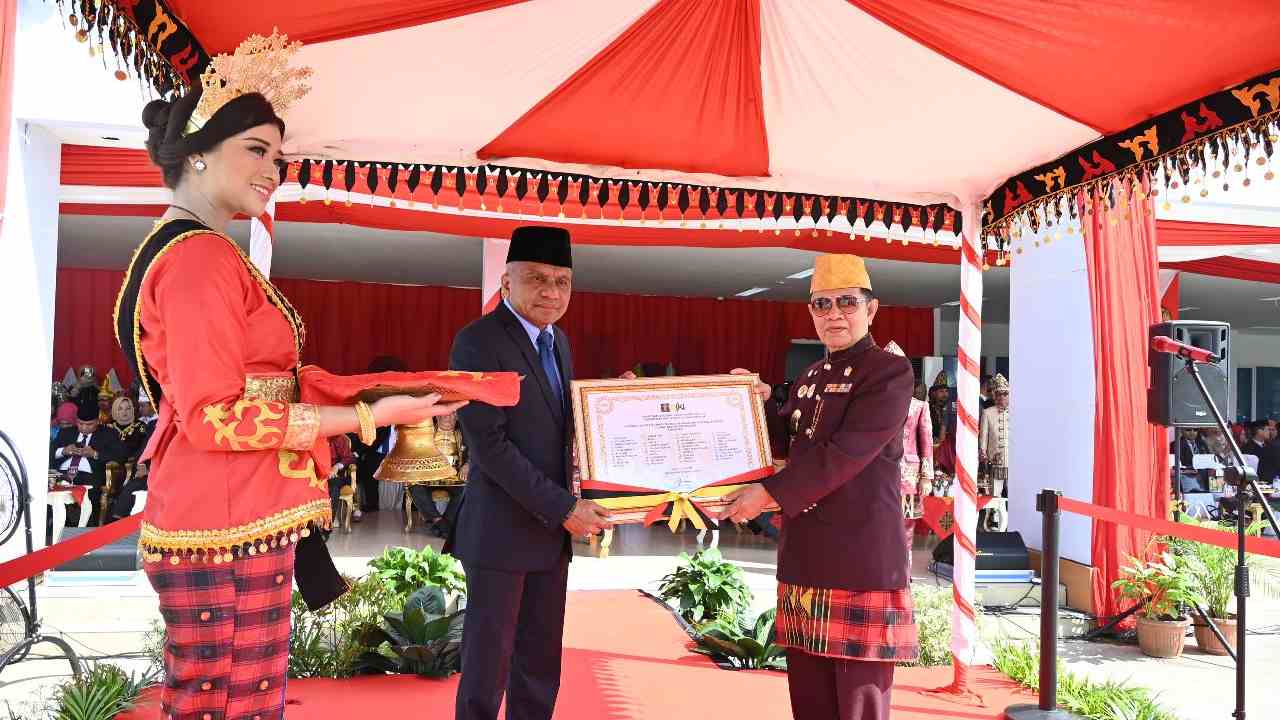 Kakanwil Kemenkumham Sulawesi Tenggara Serahkan 40 KIK Suku Tolaki