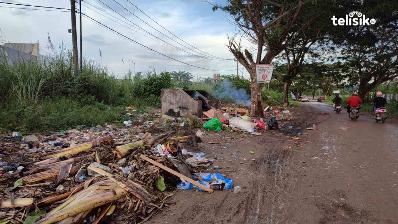 Potret Jalan Rusak dan Tumpukan Sampah Sekitar Asrama Haji Kendari