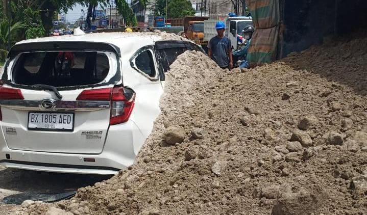 Proyek Kementerian BUMN di Sumatera Utara Makan Korban, Mobil Warga Tertimpa Tanah Timbunan Tak Diganti Rugi