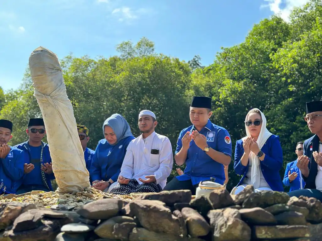 Sebelum Daftar di KPU Konawe, Bacaleg PAN Ziarah Makam Raja Lakidende