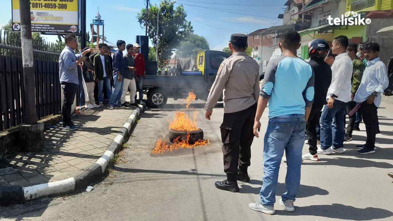 Sejumlah Mahasiswa Demo Usut Tuntas Penikaman Aktivis