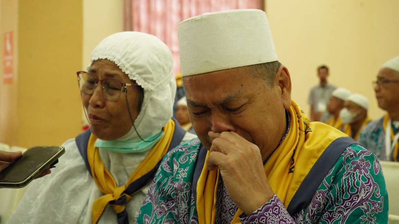 Tunanetra Asal Sumatera Utara Berangkat Haji Bersama Istri