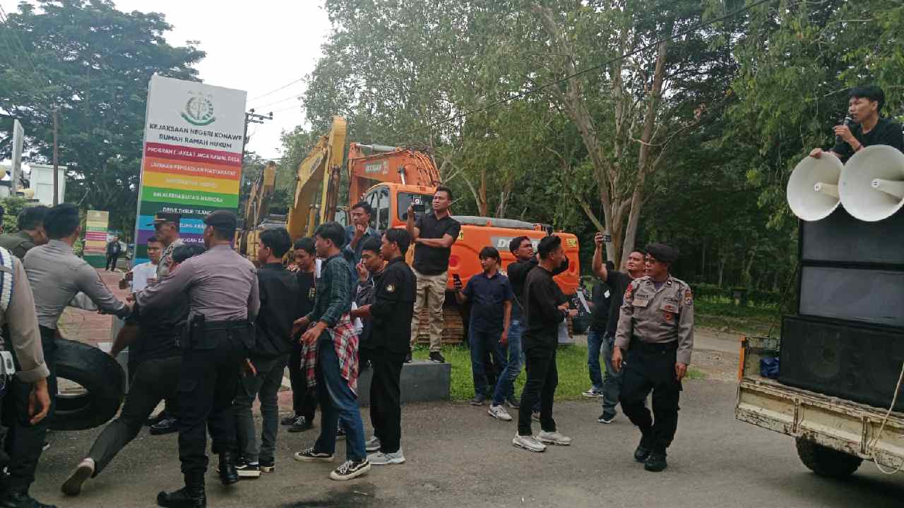 Warga Gruduk Kantor Kejaksaan Negeri Konawe Tuntut Dugaan Korupsi Proyek Saluran Irigasi