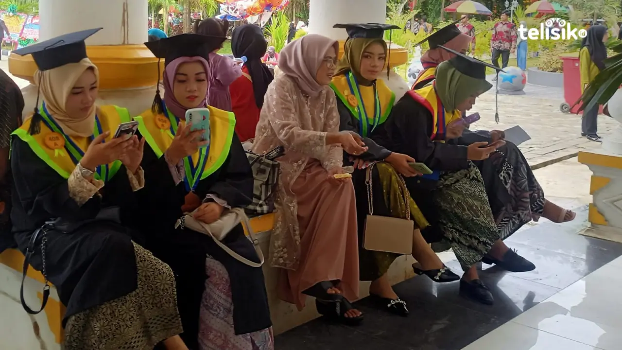 Wisudawan Terlambat dan Harus Menunggu di Luar Gedung, Warnai Wisuda UHO Hari Ini  