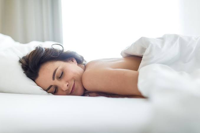 Beragam Manfaat Tidur Telanjang: Tingkatkan Kualitas Seks