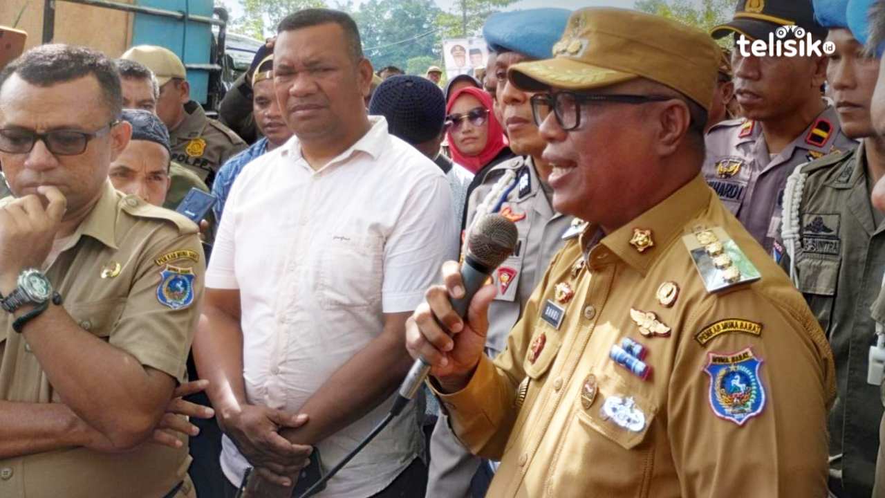 Demo di Kantor Bupati Muna Barat Minta Kepala Desa Wanseriwu Diberhentikan