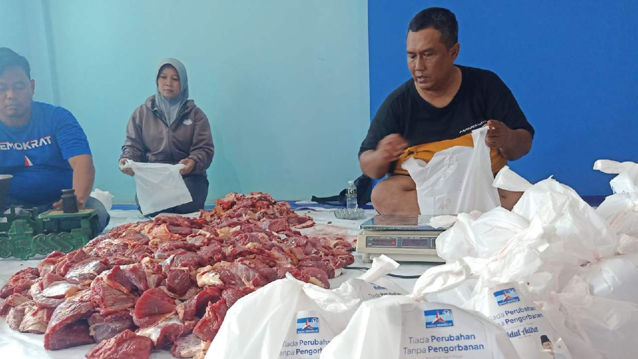 Demokrat Jawa Timur Sebar 1000 Paket Daging Kurban Sambil Berdoa Menang Pemilu 2024