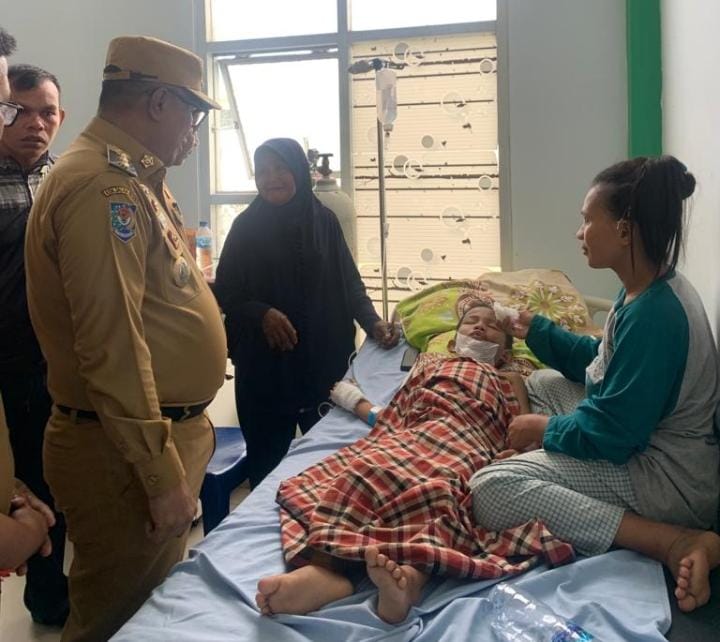 Dibesuk Pj Bupati Muna Barat, Bocah Tertusuk Besi Berangsur Pulih