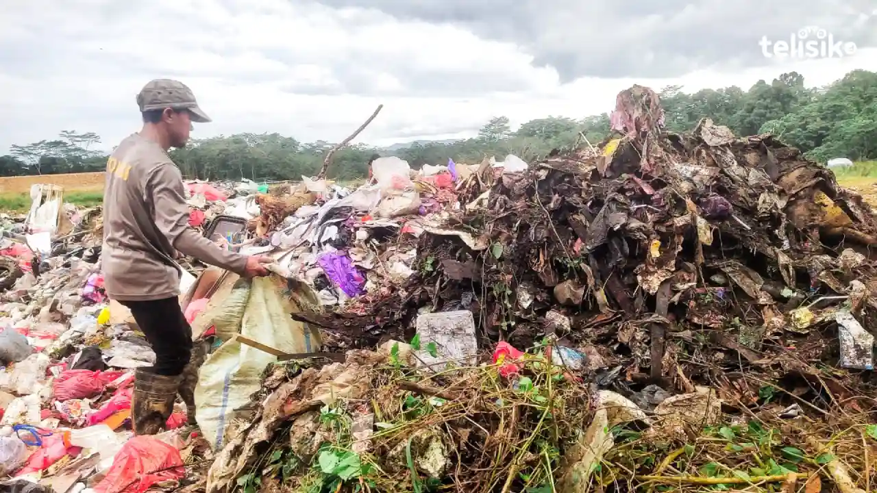 Foto Humanis: Bersandar Hidup pada Sampah