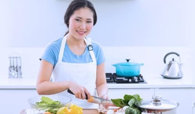 Ini Bahaya Potong Daging Pakai Talenan Kayu