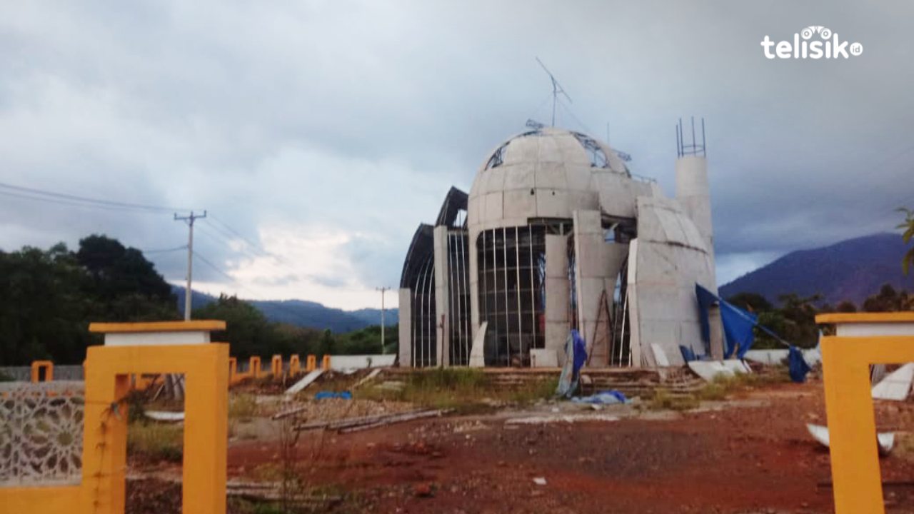 Ini Penjelasan Sekda Kolaka Utara Soal Bangunan Masjid Unik yang Belum Rampung  