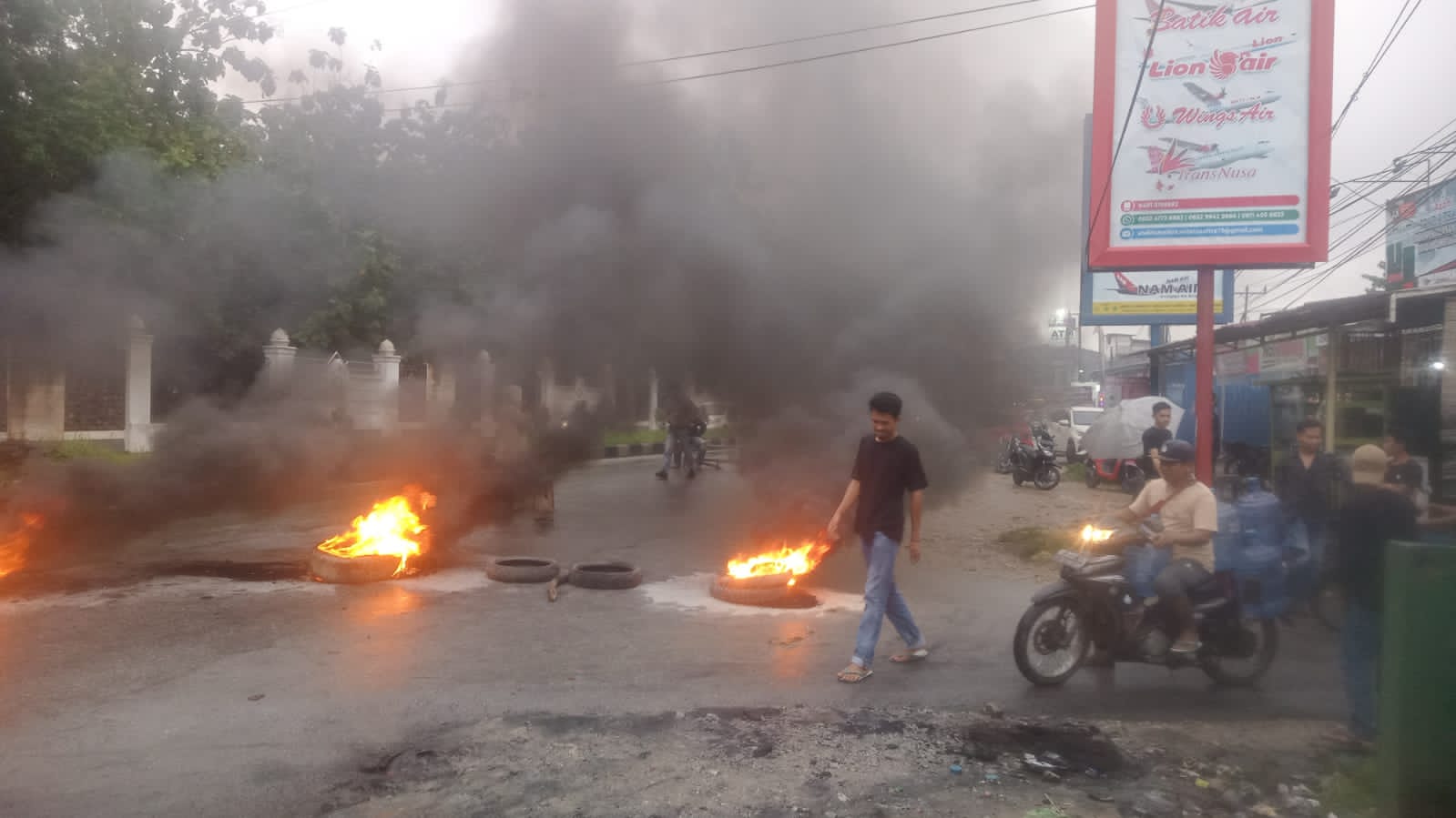 Jalan Depan UHO Diblokade, Buntut Dugaan Penghinaan Suku Muna