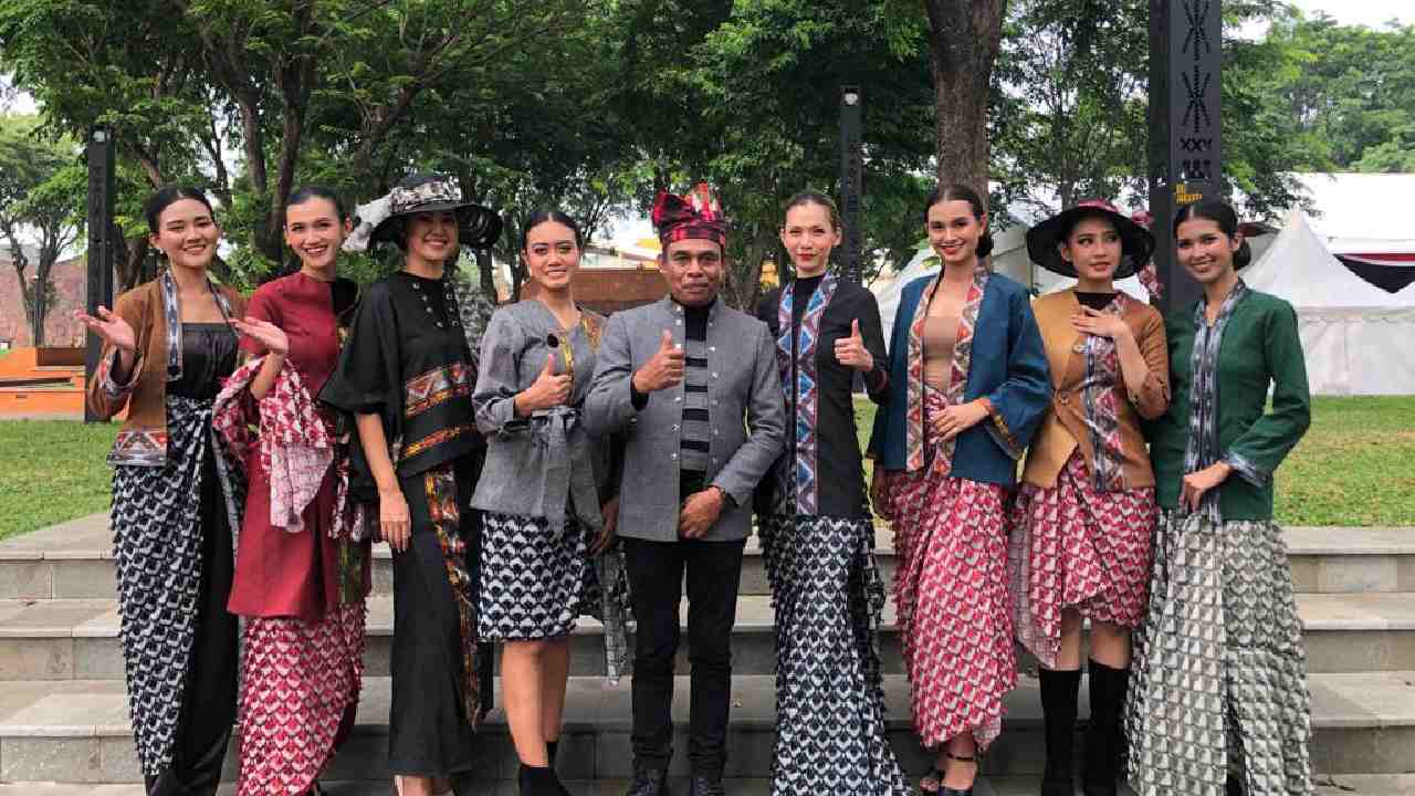 Kain Tenun Tolaki Raih Penghargaan Top Award Fashion Culture Swarna Gemilang Busana Indonesia