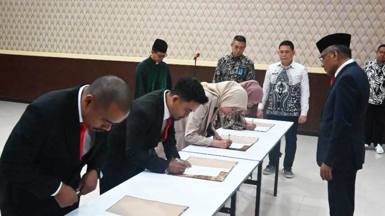 Kakanwil Kemenkumham Sulawesi Tenggara Ambil Sumpah 2 PPNS dan 2 Notaris Pengganti