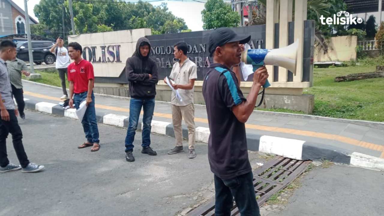 Mahasiswa Bawa Spanduk Tangkap Plt Bupati Padang Lawas Soal Bimtek